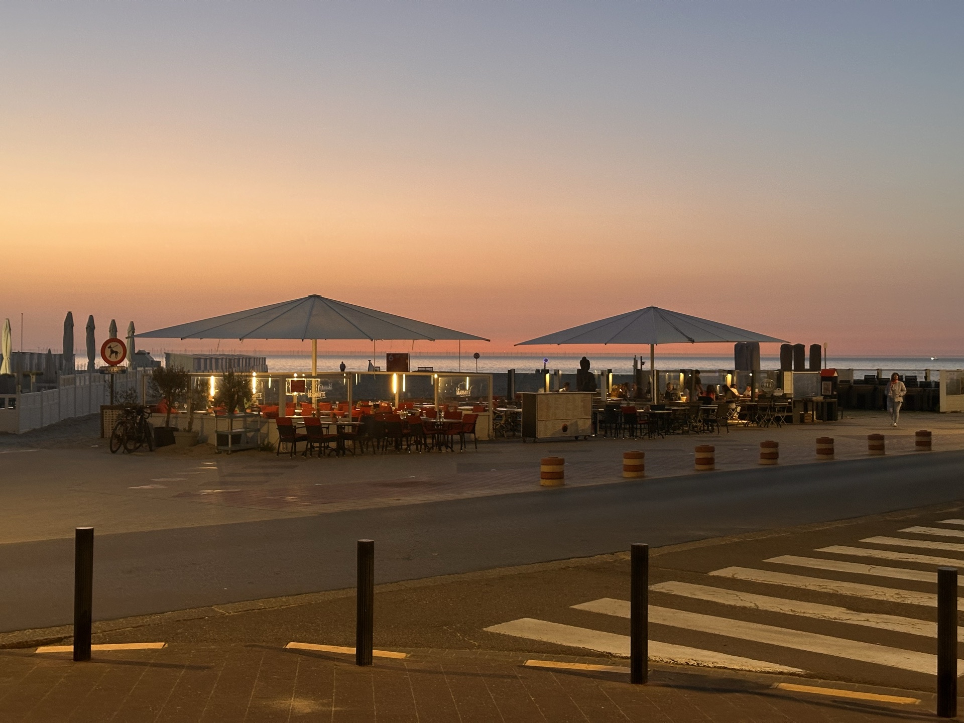Terras van La Marmite bij zonsondergang